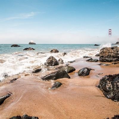 男子在非洲开“手机网吧” 生意火爆